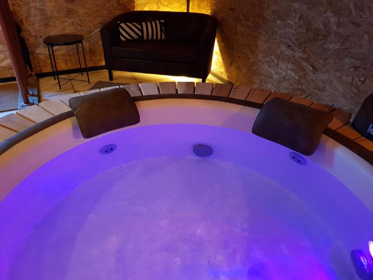Au Soleil Vert - Chambre De Charme Avec Spa Et Sauna Prives Zeggers-Cappel ภายนอก รูปภาพ